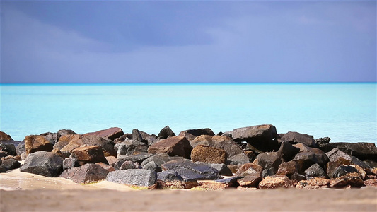 巨浪拍打在石滩上海浪在鹅卵石海滩上翻滚视频