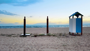 日落时沙滩上的木制更衣室色彩多彩的更衣室假期概念15秒视频
