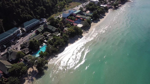 在长岛海滩的第一条海岸线上驾驶无人机酒店游泳池棕榈树23秒视频