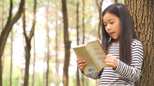 小女孩靠着树看书12秒视频