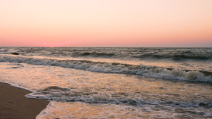 海滩上的日出鼓舞人心的自然景观美丽的色彩美妙的海滩30秒视频