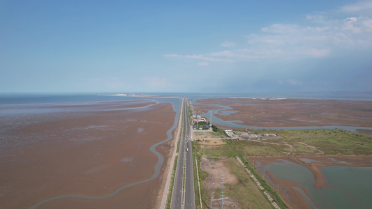 大海海边沙滩唯美海上公路航拍视频