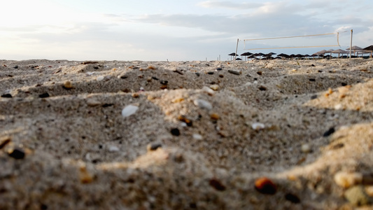 与海天空海滩背景的热带沙子螃蟹第一视角在沙子上爬行视频