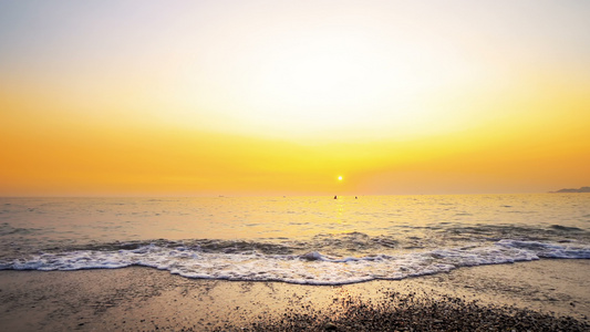 海浪在日落时喷洒海滩沙沙的惊人背景视频