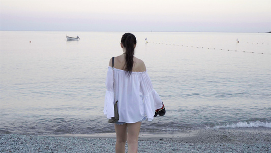 欧洲度假的欧洲海滩上年轻女子在利古里海边视频