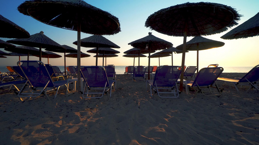 背景和暑假和假日概念的放松和浪漫日落海滩场面视频