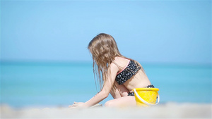 可爱的小女孩玩玩具在沙滩度假时9秒视频