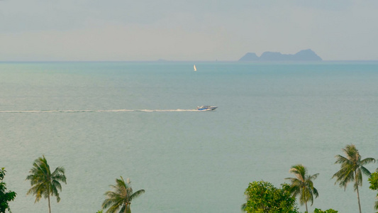 美丽的海景热带海岸风景从上而下机动艇横渡海洋视频