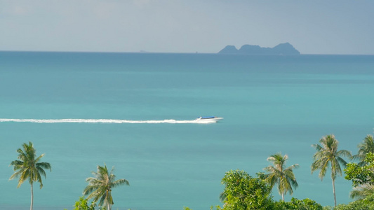 美丽的海景热带海岸风景从上而下机动艇横渡海洋视频