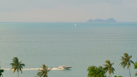 美丽的海景热带海岸风景从上而下机动艇横渡海洋视频
