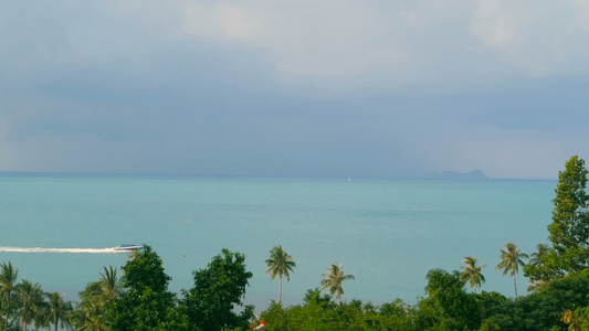 美丽的海景热带海岸风景从上而下机动艇横渡海洋视频