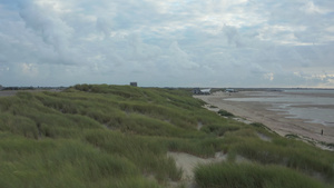 欧洲马拉姆沙丘草沙滩附近的沙地上有4k风筝20秒视频