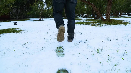 雪地上行走的人的脚印视频