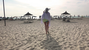 在海边沿着沙滩沙滩下行走的美丽的无忧郁的西班牙女孩25秒视频