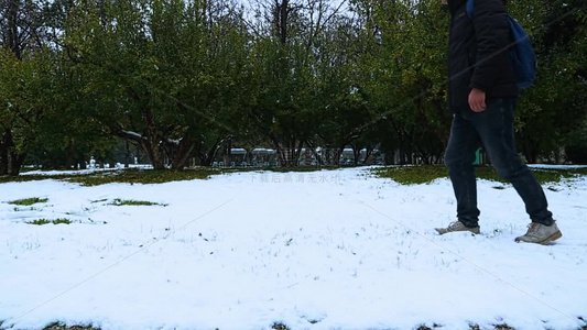 雪地上行走的人的脚印视频