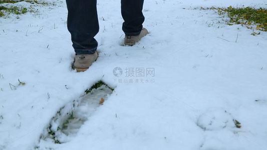 雪地上行走的人的脚印视频