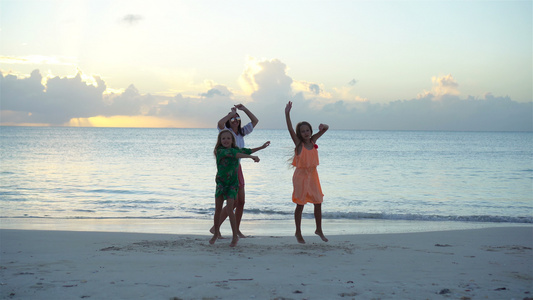 可爱的小女孩和年轻母亲在白沙滩上视频