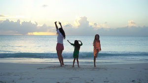 可爱的小女孩和年轻妈妈在白沙滩上玩得开心15秒视频