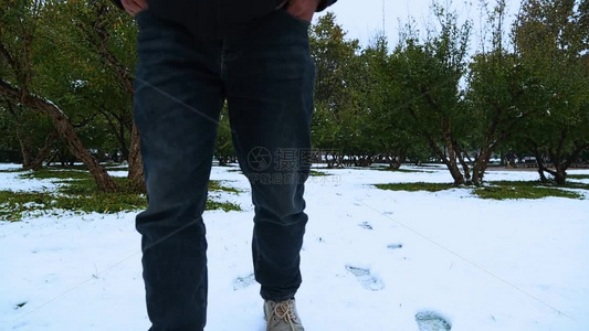 雪地上行走的人的脚印视频