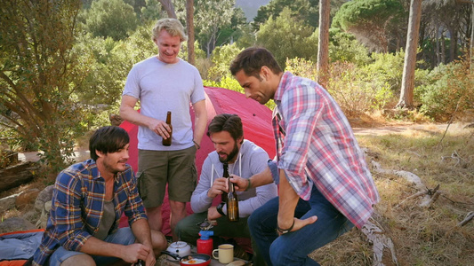 帐篷边喝啤酒的男人视频