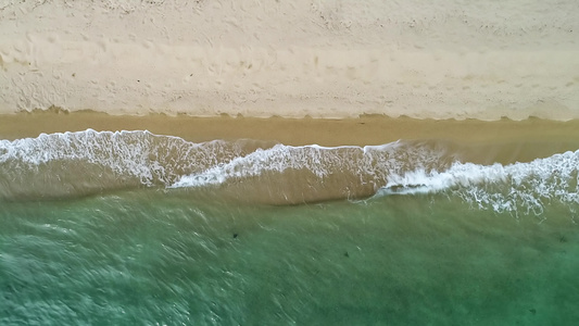 和从顶部视图的沙滩海浪视频