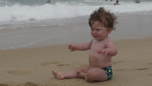 小男孩在沙滩上玩沙沙视频