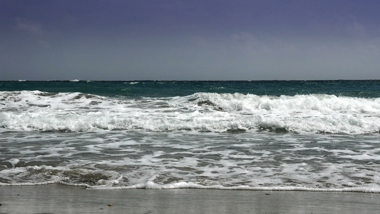 沙滩上美丽的波浪缓慢移动视频