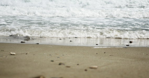 海滩上美丽的海浪4k视频