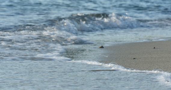 海滩上美丽的海浪4k视频