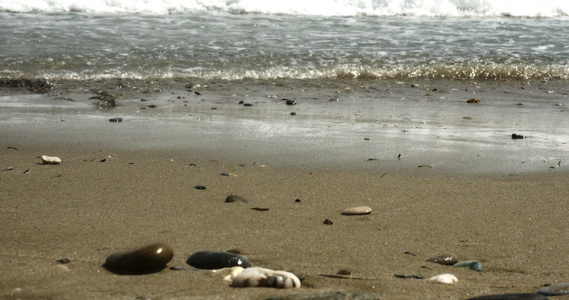 海滩上美丽的海浪4k视频