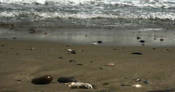 海滩上美丽的海浪4k视频