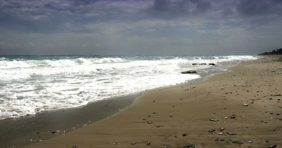 海滩上美丽的海浪4k视频