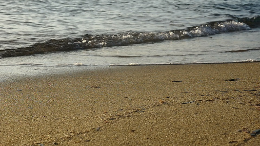 沙滩上美丽的波浪缓慢移动视频