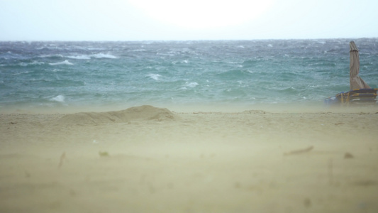 加里弗罗尼亚海滩的沙暴飓风风暴天气视频