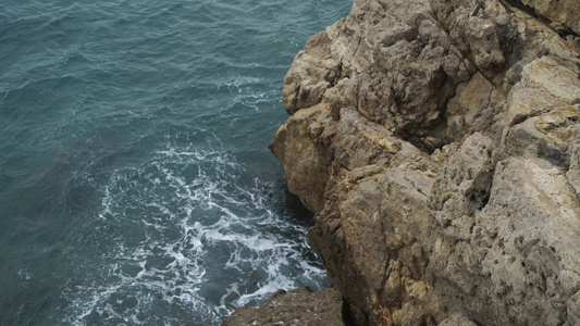 巨浪冲向岩石的波浪视频