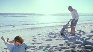 父亲带着儿子在海滩上7秒视频