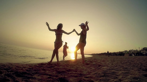 两个朋友在沙滩上玩乐和跳舞传统希腊舞蹈的休养假在沙滩30秒视频