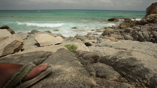 俯视沙地尼亚海的悬崖视频