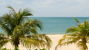 热带天堂异国情调的白色沙滩被蓝色平静的大海15秒视频