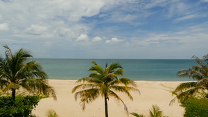 热带天堂异国情调的白色沙滩被蓝色平静的大海14秒视频