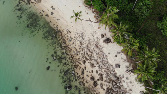 在海边的热带海滩上的石头从上面粗糙的巨石位于泰国苏梅岛视频