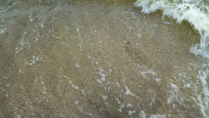 海浪在沙滩上冲撞水流流入大海13秒视频