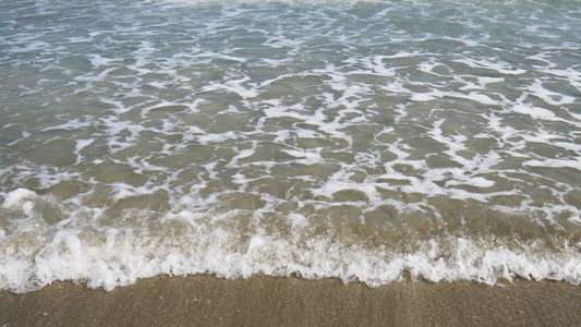 热带海洋海景景海浪在沙滩上冲撞水流流入大海视频