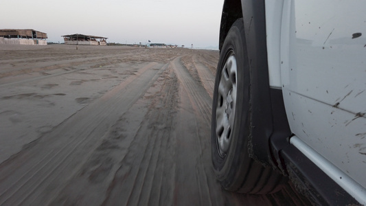 白色的车在沙滩上行驶视频
