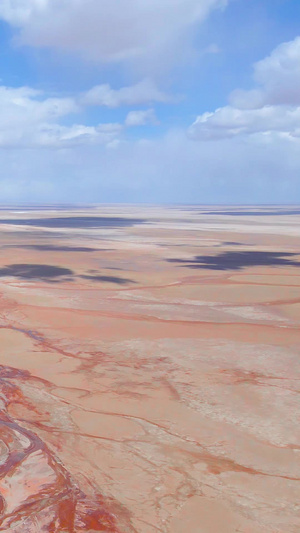 青海红色河谷大地之血硫元素河流航拍视频红土河谷44秒视频