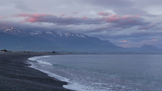 海浪袭击了南岛凯库拉海滩的海滩视频