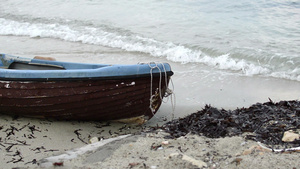 渔船躺在沙滩上19秒视频