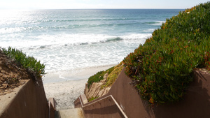 楼梯在美国加利福尼亚州的海滩通道沿海楼梯太平洋阳光明媚13秒视频