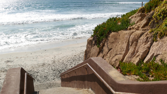 楼梯在美国加利福尼亚州的海滩通道沿海楼梯太平洋阳光明媚视频