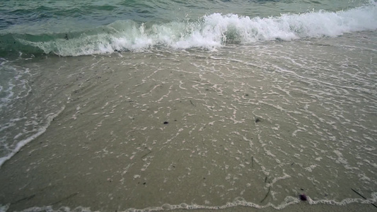 海浪在沙滩沙滩上喷洒缓慢运动电影色彩分级片段视频